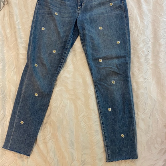 ‼️SOLD‼️Super cute embroidered daisy jeans! - Picture 2 of 4